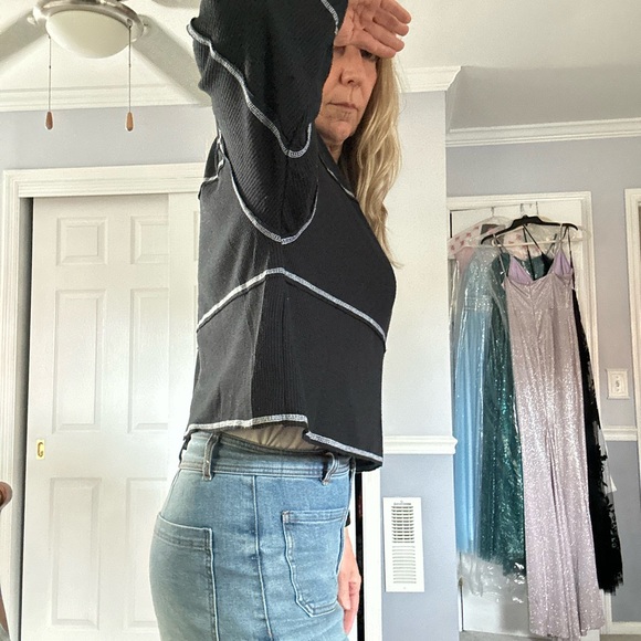 “Hollister” waffle cropped top w/raw edge & contrast stitching -jr sz L - Picture 5 of 13